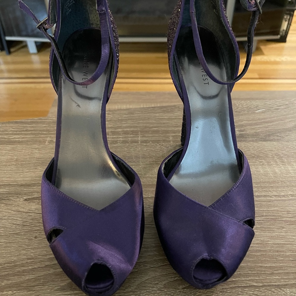 Nine West  peep toe with glitter heel sz 9.5